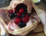 Foto del paso 4 de la receta: Cocina para las Fiestas: Pollo al horno relleno con arándanos y cerezas
