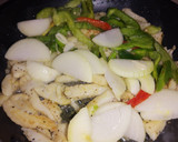 Foto del paso 3 de la receta: Fajitas de filetes de pescado con pimientos y cebolla blanca