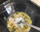 Foto del paso 1 de la receta: Huevos revueltos con queso y pepinillo