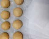 Foto langkah ke 4 dari resep Floral-Shaped Doughnuts | Donat Bunga.