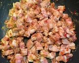 รูปขั้นตอนการทำที่ 2 ของ หมูสามชั้นผัดสะตอกะปิ