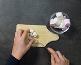 Une image de l'étape 4 de Saucisson au chocolat et chamallows.