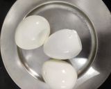 A picture of step 4 of Noodles scotch eggs.