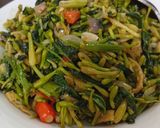 Foto langkah ke 5 dari resep Tumis kangkung bunga pepaya.