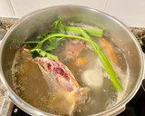 Foto del paso 2 de la receta: Caldo de gallina y pollo