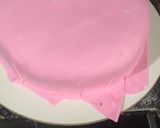 Foto del paso 9 de la receta: 🎂Bizcochuelo con pasta de cobertura (fondant) y tips☁️🌈💜🤍