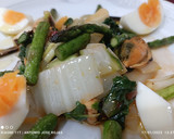 Foto del paso 9 de la receta: Acelgas con mejillones picantes, espárragos y ajos tiernos