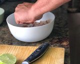 Foto del paso 2 de la receta: Ceviche de mero con leche de chufa y lima