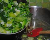 A picture of step 5 of Leek and green peas soup.