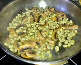 Foto del paso 2 de la receta: Habas y champiñones al ajillo con pollo