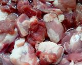 รูปขั้นตอนการทำที่ 1 ของ หมูทอดกระเทียมพริกสด