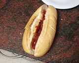 Foto del paso 2 de la receta: Perrito caliente isleño (salteado de cebolla y pimiento) y ketchup