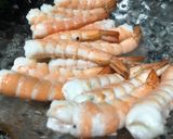Hình bước làm 3 của món Sushi Tôm và Cá Hồi