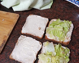 Foto del paso 2 de la receta: Sándwich de fiambre con tomate, lechuga y mayonesa