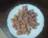 Foto del paso 1 de la receta: Pasta frita y salteada con bacon, salchicha y tomate