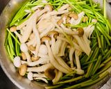 「烹大師香菇風味」水蓮炒菇菇的食譜步驟1照片