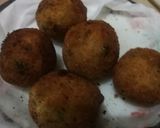 A picture of step 3 of Potato ball lulipop.