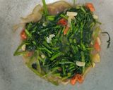 Foto langkah ke 2 dari resep Tumis Kangkung Saus Tiram.