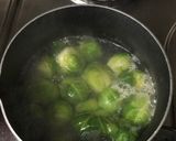 Foto del paso 3 de la receta: Salmón con hongos y repollitos de Bruselas