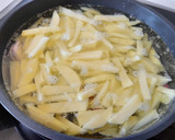 Foto del paso 1 de la receta: Huevos rotos con chistorra