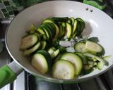 Foto del paso 1 de la receta: Revuelto de zapallitos, ricota y queso magro