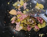 Foto langkah ke 2 dari resep Sop daging sawi asin (spicy sour beef) ala Madam Sichuan.