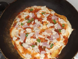 Pizza casera de pollo y jamón hecha en Sartén sencilla