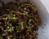 Foto langkah ke 3 dari resep Tumis Daun Singkong Teri.