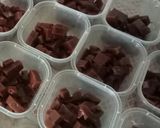 Foto langkah ke 3 dari resep Puding Mozaik Coklat Cup Mini.