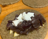 Foto del paso 4 de la receta: Empanadillas con masa de centeno integral y relleno de cebolla caramelizada, manzana y feta