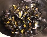 Une image de l'étape 4 de Moules au céleri,oignon de roscoff et curry.
