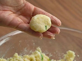 Bolitas de arroz con papas rellenas de queso