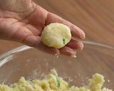 Foto del paso 5 de la receta: Bolitas de arroz con papas rellenas de queso