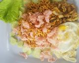 Foto langkah ke 6 dari resep Mie goreng sosis ayam.