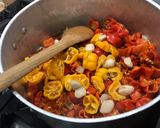 Une image de l'étape 10 de Sauces aux trois piments, coriandre et radis noir.