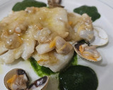 Foto del paso 6 de la receta: Merluza con salsa de berberechos y culis de espinacas con espuma