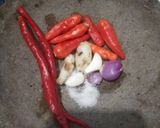 Foto langkah ke 1 dari resep Seblak campur(baso, sosis, krupuk, mie, Telur, sayur).