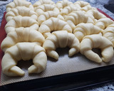 Foto del paso 5 de la receta: Medialunas de manteca con kéfir (masa en panetera)