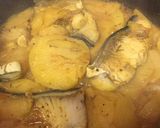 Foto del paso 5 de la receta: Emperador sobre lecho de patatas, cebolla y manzana con cúrcuma