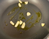Foto del paso 1 de la receta: Pasta con brócoli, gulas y nueces con un toque picante