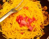 Foto del passaggio 8 della ricetta Spaghetti con Funghi Champignon Guanciale Crema di Parmigiano e Oro di Zafferano e Curcuma