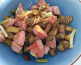 Foto del paso 1 de la receta: Arroz con atún, ajetes y berenjena