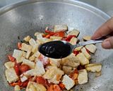 Foto langkah ke 4 dari resep Tumis Kecap Tahu Telur.