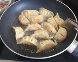 Foto del paso 5 de la receta: Gyozas de pollo congelada con salsa agridulce en sartén o Freidora de Aire