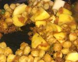 A picture of step 2 of Healthy Chana Soya Curry.