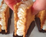 Foto del passaggio 10 della ricetta Gelato con biscotto e crema ai fiocchi di latte, granella di pistacchi e cioccolato