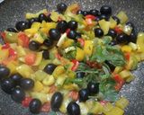 Foto del passaggio 3 della ricetta Pasta con peperoni e olive
