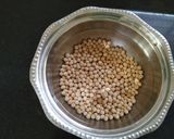A picture of step 1 of Ghuugni Chaat.