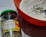 Foto del paso 3 de la receta: Pan chato con romero y tomillo