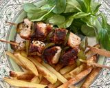 Une image de l'étape 5 de Brochettes de Poulet, Frites Maison au Four, Mâches.